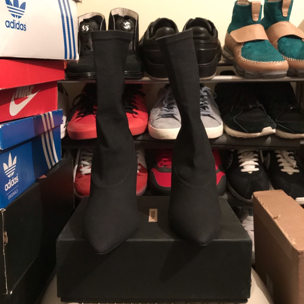 ❌ SOLD (sorry) ❌ YEEZY season 4 bat canvas boot